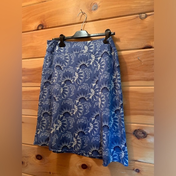 Ann Taylor loft, 100% silk blue and white skirt with side zipper. Size 10 - Picture 3 of 8